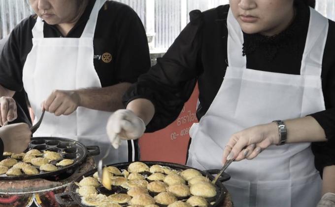 ทำไข่ครกแจกผู้ร่วมงานถวายดอกไม้จันทน์ ณ วัดอุดมรังสี