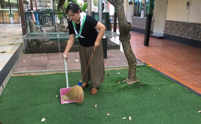 ทำความสะอาดบริเวรโรงเรียน