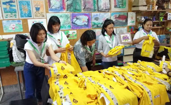 จิตอาสาช่วยทำเสื้อ