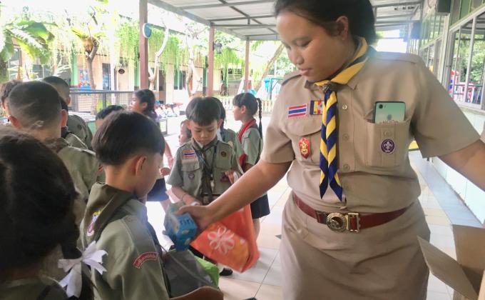 แจกนม