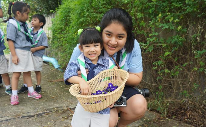 Teaching how to make herbal juice to kindergaten scouts.