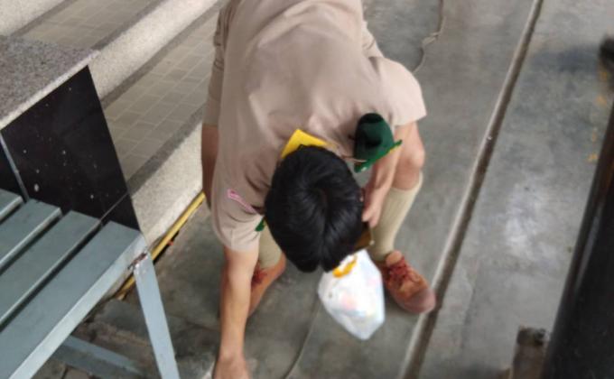 เก็บขยะหลังจากเสร็จการแข่งขัน