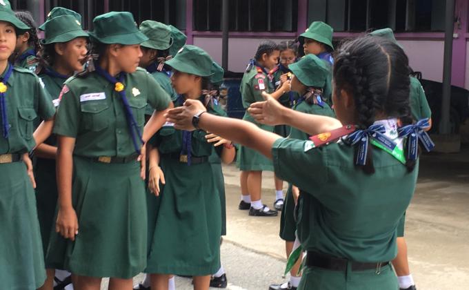 การฝึกให้สัญญาณมือแบบสากลโดยลูกเสือผู้นำสันติภาพ โรงเรียนท่าม่วงราษฎร์บำรุง