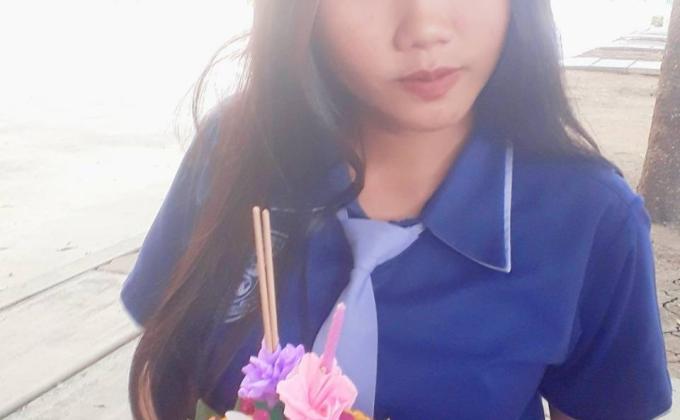 ทำกระทงในประเพณีลอยกระทงในวัสดุธรรมชาติ