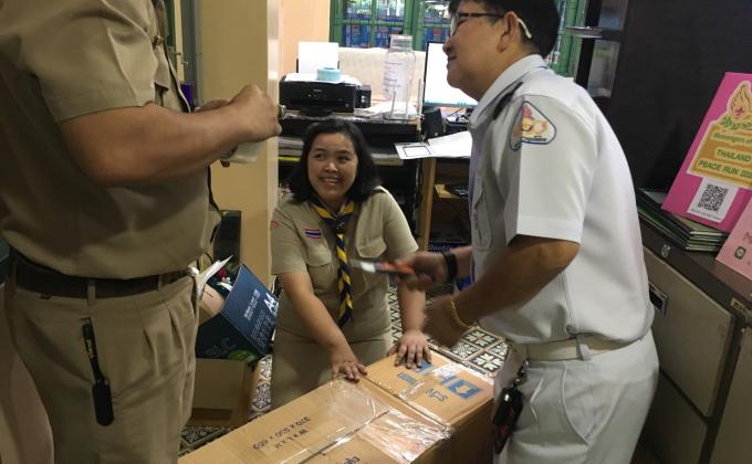 จิตอาสาช่วยแพ็คอุปกรณ์ลูกเสือผู้นำสันติภาพ