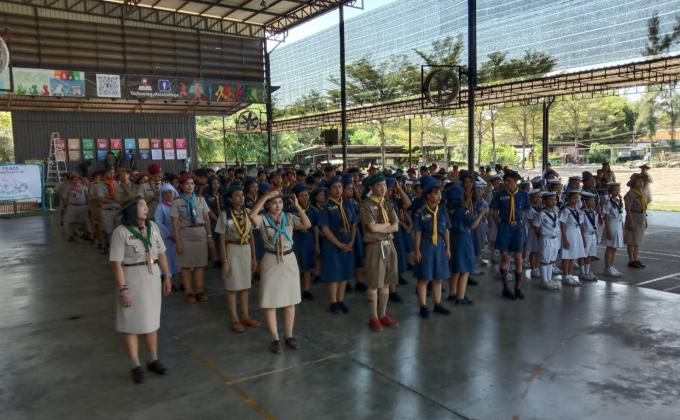 คณะลูกเสือร่วมกับร.ร.จันทศิริและวิทยาลัยเทคโนเอเชียเต้นเพลงmop danc