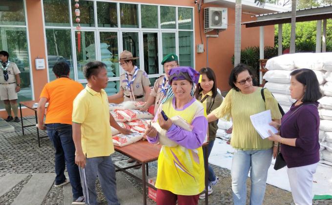 แจกข้าวสารในวันสมเด็จพระมาหาธีรราชเจ้า 25 พฤศจิกายน 2562