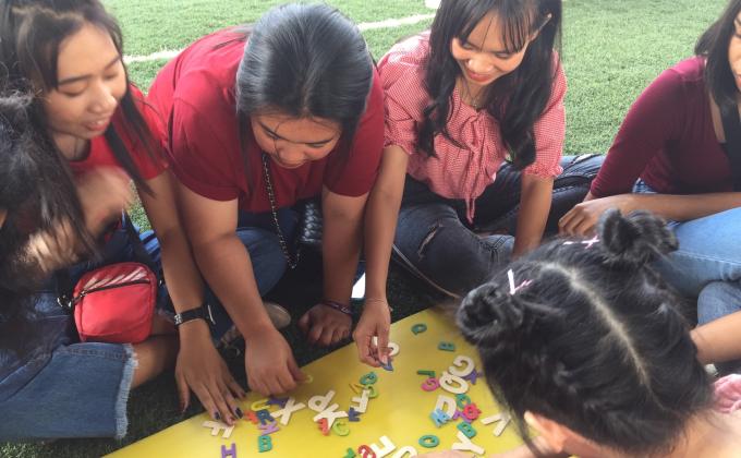 เข้าร่วมกิจกรรมเรียงตัวอักษรภาษาอังกฤษ