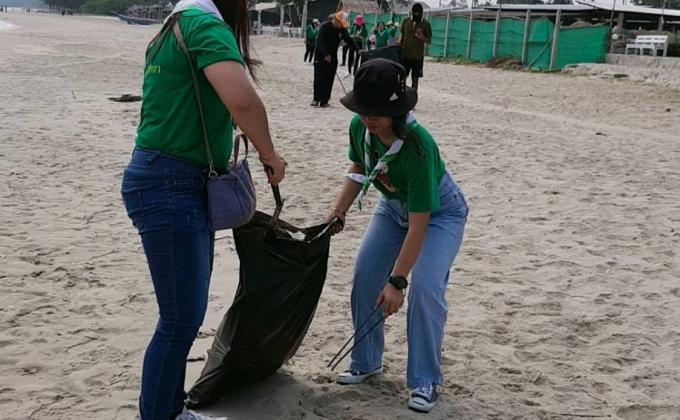 จิตอาสาเก็บขยะริมชายหาด