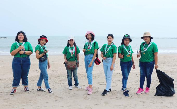 จิตอาสา เก็บขยะริมหาดเจ้าสำราญ