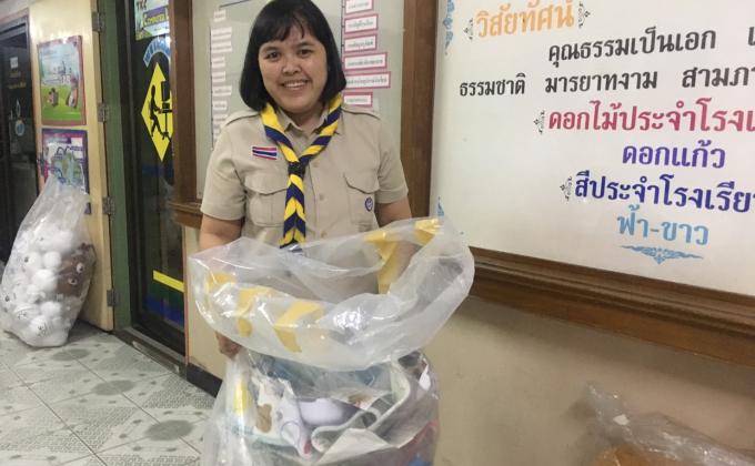 จิตอาสาจัดเเยกของรางวัลวันเด็กเเห่งชาติ