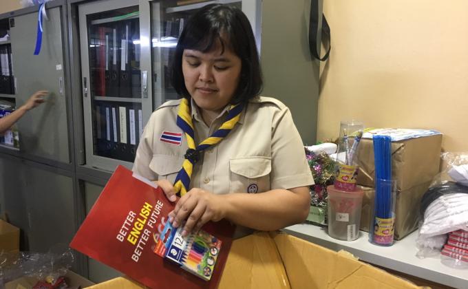 ทำของของรางวัลเเจกนักเรียนในงานวันปีใหม่เเละวันเด็ก