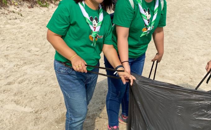 จิตอาสาเก็บขยะริมหาดเจ้าสำราญ