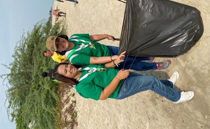 จิตอาสาเก็บขยะที่หาดเจ้าสำราญ