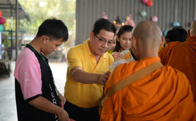 ร่วมทำบุญตักบาตรเนื่องในวันขึ้นปีใหม่