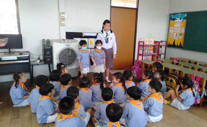 พี่สอนน้องใส่หน้ากากป้องกันฝุ่น