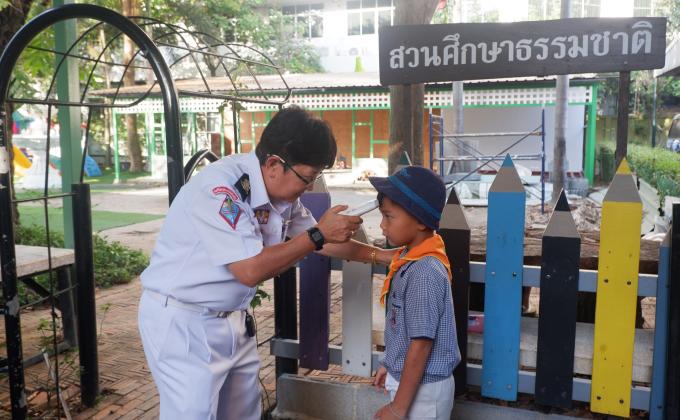 จิตอาสา ตรวจวัดไข้ให้นักเรียนก่อนเข้าชั้นเรียน