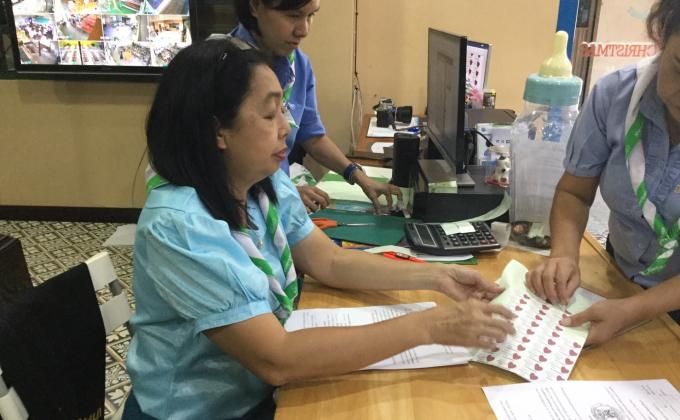 จิตอาสาแจกเอกสารให้นักเรียน