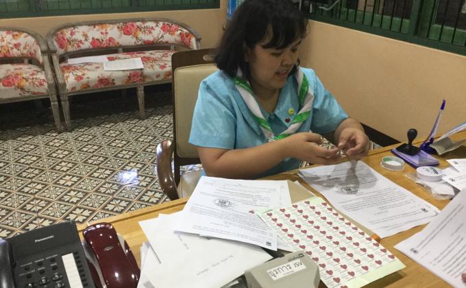 ช่วยติดเเละจัดทำจดหมายเเจกนักเรียน