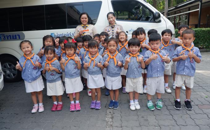 จิตอาสาให้ความรู้เกี่ยวกับความปลอดภัยในรถโรงเรียน