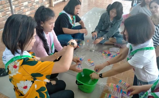 จิตอาสาทำน้ำยาฆ่าเชื้อแจก นักเรียนและผู้ปกครอ