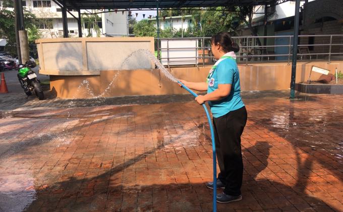 จิตอาสาทำความสะอาดพื้นเพื่อลดฝุ่นPM2.5