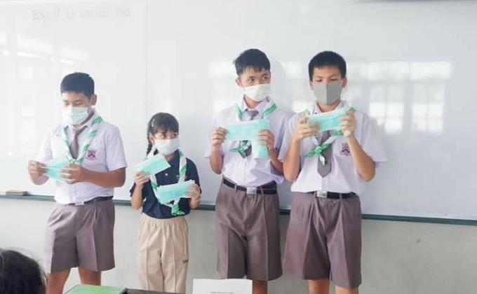 จิตอาสาแนะนำการใส่หน้ากากอนามัย