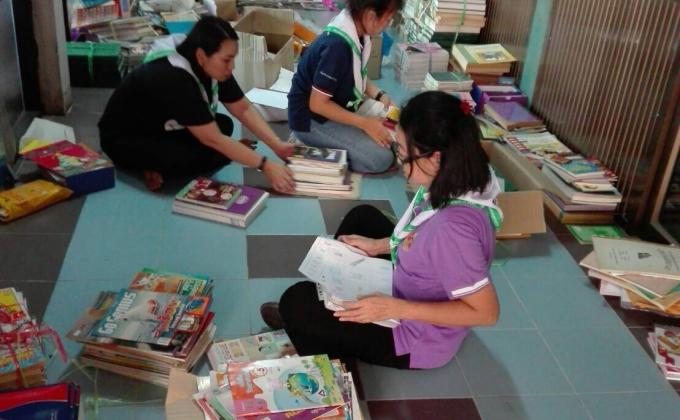 จิตอาสาช่วยเก็บหนังสือ