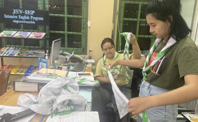 จิตอาสาช่วยพับผ้าพันคอ