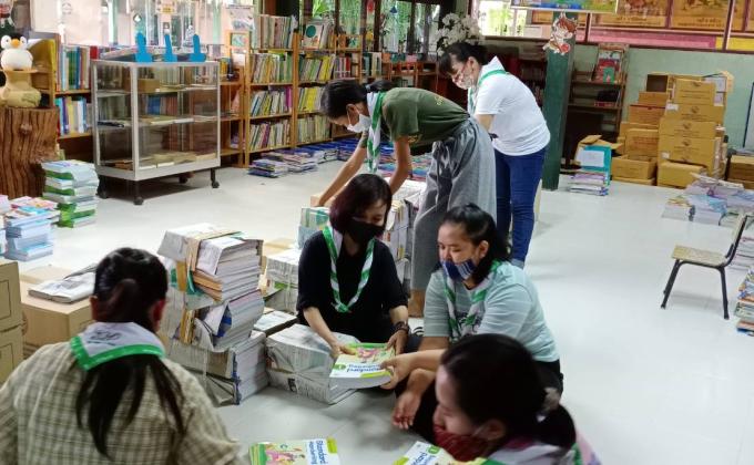 จิตอาสาจัดเก็บหนังสือ