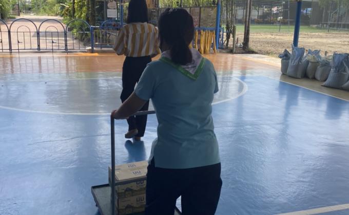 ช่วยเข็นนมให้ผู้ปกครอง