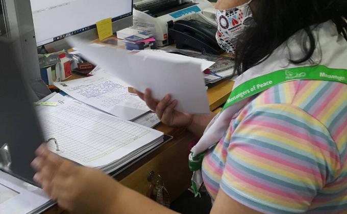 จิตอาสาจัดเรียงเอกสารในห้องทำงาน