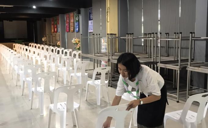 จิตอาสาช่วยจัดเก้าอี้วันประชุมผู้ปกครอง 