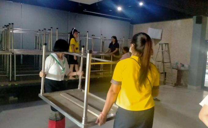 จิตอาสาช่วยจัดสถานที่