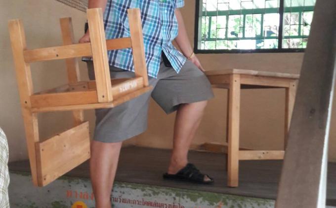 จิตอาสาช่วยขนย้ายโต๊ะ เก้าอี้เข้าห้องเรียนอนุบาล