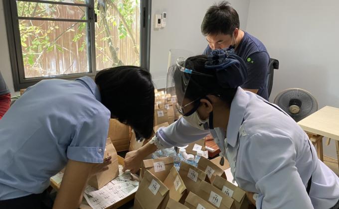 ติดสติ๊กเกอร์