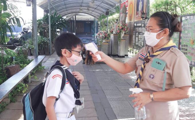 ตรวจวัดอุณหภูมินักเรียน