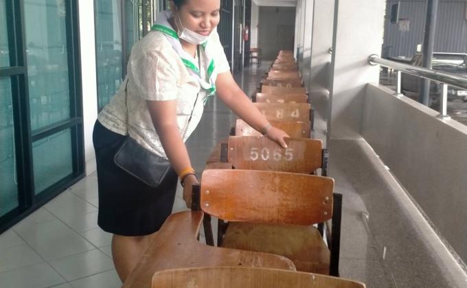 จิตอาสาช่วยยกเก้าอี้