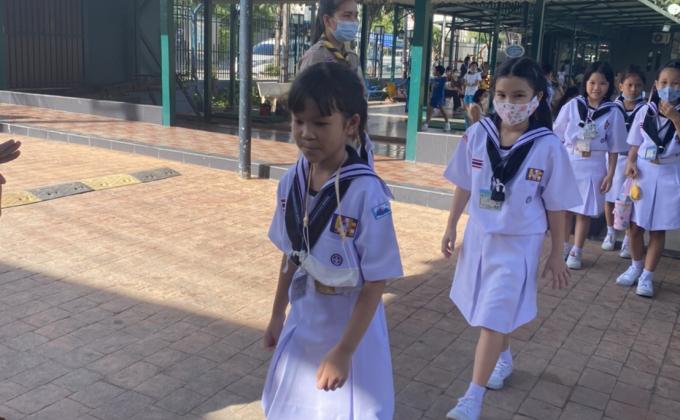 การดูแลนักเรียนข้ามถนน