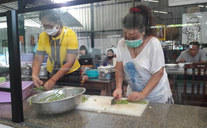 ช่วยเตรียมอาหารทำบุญโรงเรียน