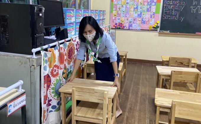 จิตอาสาจัดโต๊ะเรียนให้เป็นระเบียบ