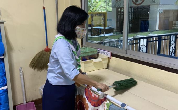 จิตอาสาปัดฝุ่นทำความสะอาดชั้นวางของ