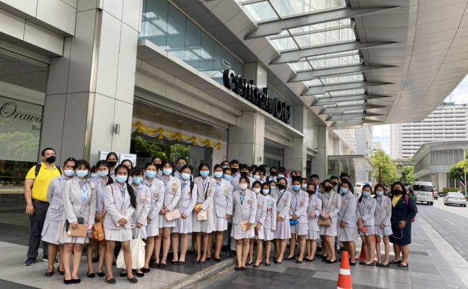 พานักเรียนไปศึกษาดูงาน Research Expo