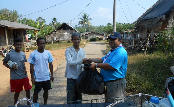 Penyerahan pakaian terpakai kepada masyarakat orang asli di Kampung Kuala Milot,Betau,Lipis.Pahang 