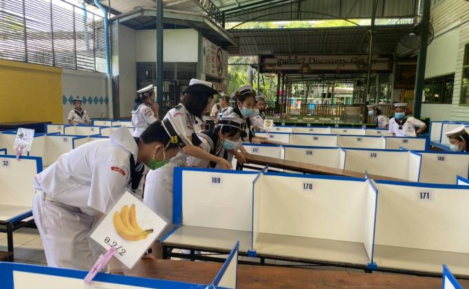กิจกรรมจิตอาสาช่วยจัดโต๊ะที่โรงอาหารของโรงเรียน