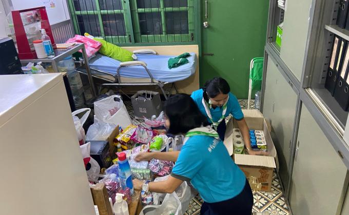 แพ็คสิ่งของไปบริจาค