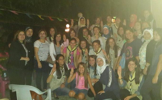 Girl guides volunteered to serve needy people their meals in charity lunch initiated by the local government, مجموعة مرشدات الصداقة الفلسطيني يقمن بعمل افطار خيري للأيتام وعائلاتهم.