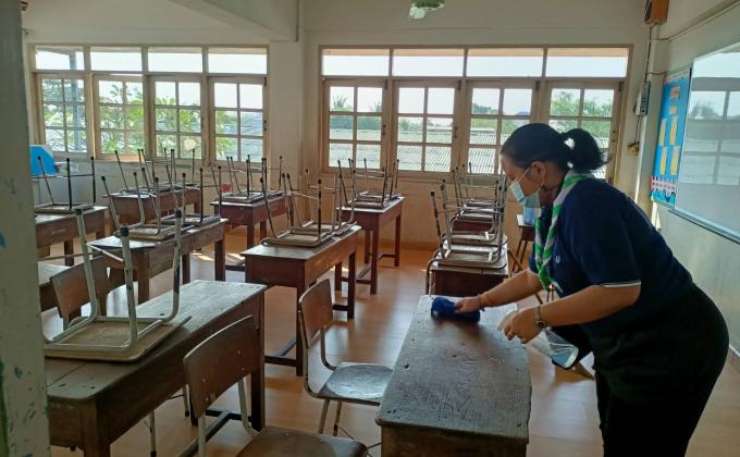 จิตอาสาทำความสะอาดห้องเรียนก่อนเปิดเรียน