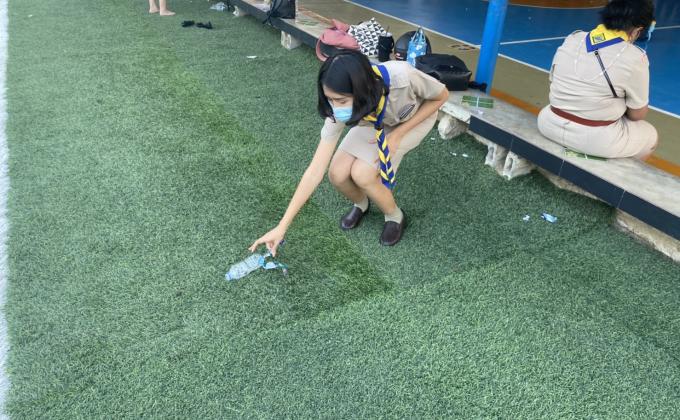 จิตอาสาเก็บขยะในบริเวณโรงเรียน