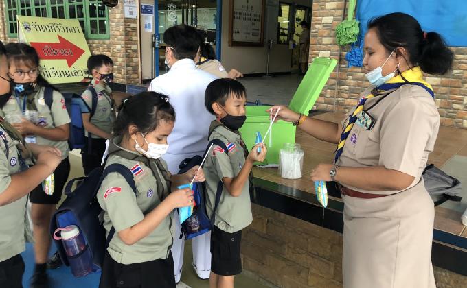 จิตอาสาแจกนม